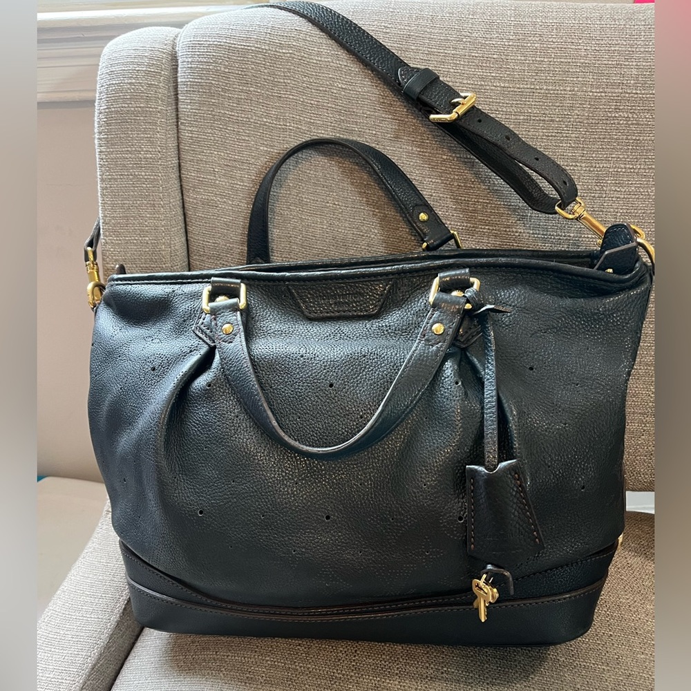 Gorgeous Louis Vuitton empreinte noir mahina 2 way bag
